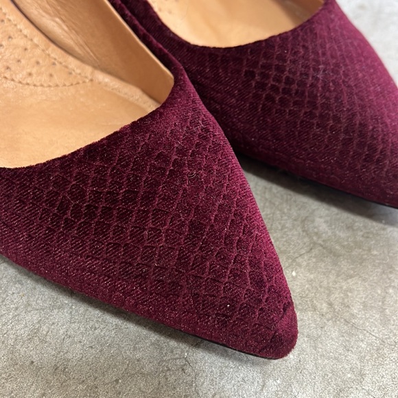 Burgundy plumb colored heel. - Picture 5 of 5